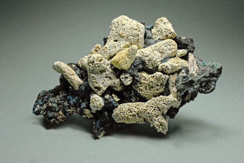 Die Plastiglomerat-Gesteine weisen unterschiedlichste Formen und Zusammensetzungen auf
