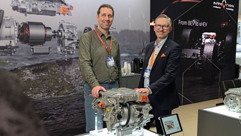 Dr. Håkan Sandquist (rechts), Director Strategy and CEO Office bei InfiMotion, mit »Automobil Industrie«-Redakteur Sven Prawitz auf der IAA Mobility 2025.(Bild:  Vogel Communications Group/Stefan Hafen)