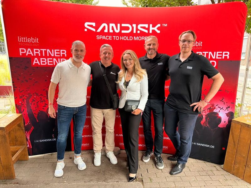 Nils und Alexandra Stallmach (Seasonic) mit (v. l.) Reto Ambiel, Robert Stöckli und Christian Helisch (Littlebit) (Bild: Vogel IT-Medien)