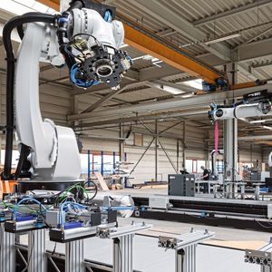 Das Konzept: Die Anlage wird als mobile Fabrik als Standard an jene Orte des Baubetriebs geschickt, wo sie gebraucht wird. (Bild:  SCHUNK)