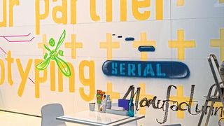 Formnext 2021. Der Auftragsfertiger Fit entschied sich dieses Jahr gegen Exponate. Dafür wurden täglich die wichtigsten Themen aus den Gesprächen an die Wand des Messestands gesprüht.  (Bild: S. Guggenberger / VCG)