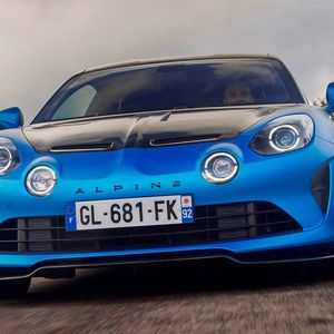 Mit dem neuen A110 R kommt nun die laut Alpine „radikalste Form” des Sportwagens. (Bild:  Alpine)