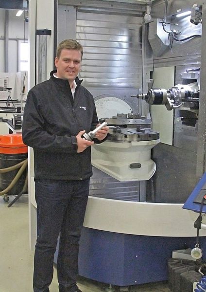 Komet-Aussendienst-Mitarbeiter Timm Hennig steht dem CIMTT beratend zur Seite, wenn es um die Möglichkeiten geht, die das Komet-KomTronic-U-Achssystem UAS125 eröffnet. (Komet)