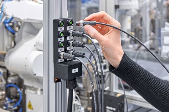 Neuer Standard in der Fabrikautomatisierung: Push-Pull steht für einfache Handhabung, hohe Installationsgeschwindigkeit und maximale Betriebssicherheit.(Bild:  Phoenix Contact)