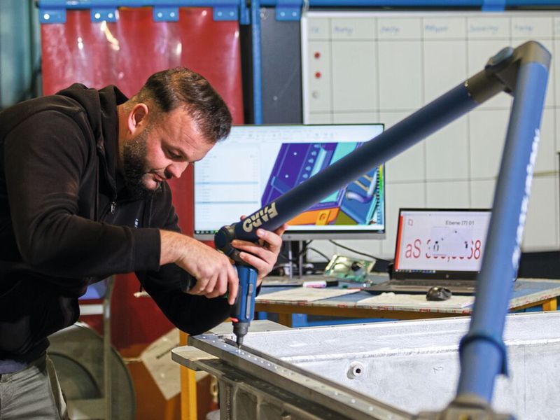 Bevor fertige Bauteile kommissioniert werden, durchlaufen sie eine ausführliche Endkontrolle. Diese beinhaltet eine digitale 3D-Vermessung mithilfe einer mobilen Spezialkamera, um mögliche Maßabweichungen und Verzüge zu überprüfen. (Bild: Fronius)