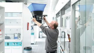 Abb.1: Die Überprüfung von Raumluftanalagen im EMBL darf nur von speziell geschulten Mitarbeitern durchgeführt werden. (Bild: Wisag Industrie Service)