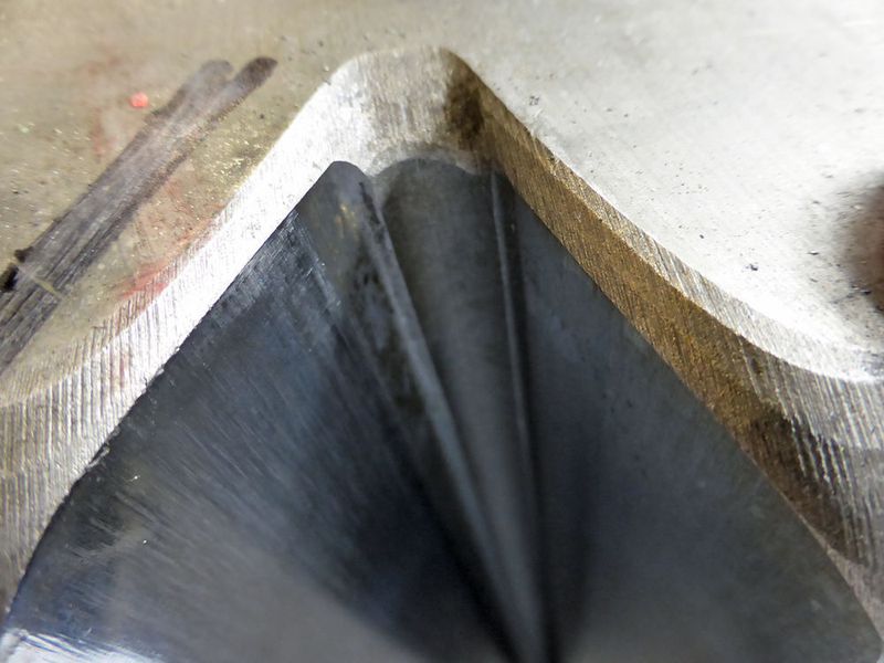 Signifikante Schleifkerben im Zahnfuß. Das Verzugs- und Wachstumsverhalten des Bauteils in der Einsatzhärtung wurde nicht berücksichtigt. (Bild: Keller)