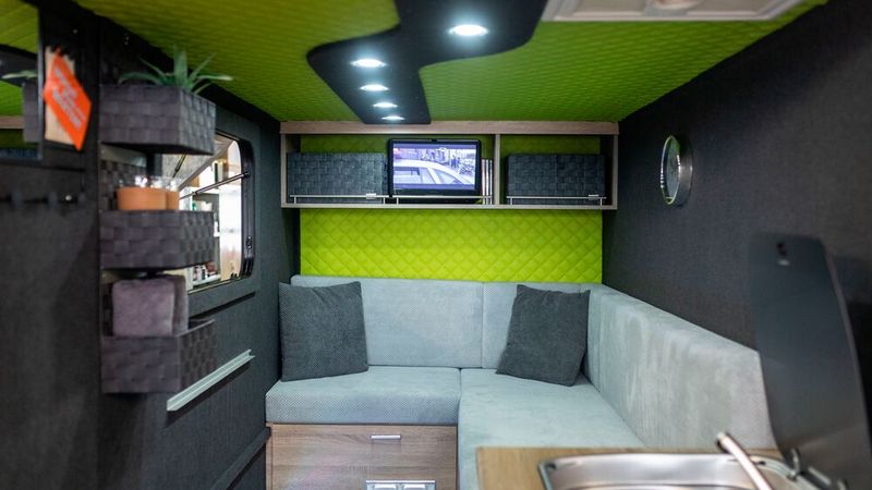 Kuden können sich die Inneneinrichtung individuell gestalten lassen: Von Wänden über Oberflächen der Einbaumöbel bis zu Polsterbezügen. (Bild: Humbaur)