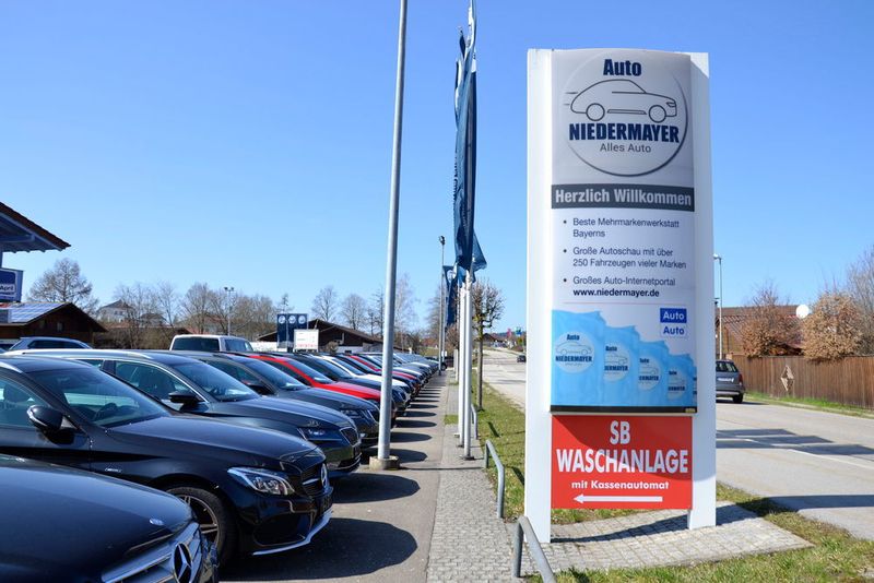 Niedermayer ist nicht nur ein reiner Händler, sondern bietet alle Dienstleistungen rund ums Auto inklusive Werkstatt und Waschstraße. (Maurtz/»kfz-betrieb«)