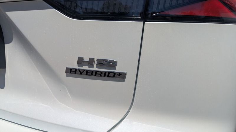 Der sparsame Antrieb ist ein entscheidendes Kaufargument für das Familien-SUV. Der Verbrauch pendelte sich bei den Testfahrten zwischen fünf und sechs Liter auf 100 Kilometern ein – ein Wert, der sich sehen lassen kann. In der Stadt lassen sich die fünf Liter leicht unterbieten. (Bild: Simon – VCG)