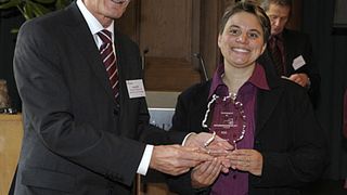 BMWi-Ministerialdirigent Georg Bröhl übergibt den Preis der Initiative „Exzellente Wissensorganisation“ an Ruth Setzler von der AEB-Abteilung Qualitätsmanagement und Unternehmensorganisation. Bild: AEB (Archiv: Vogel Business Media)