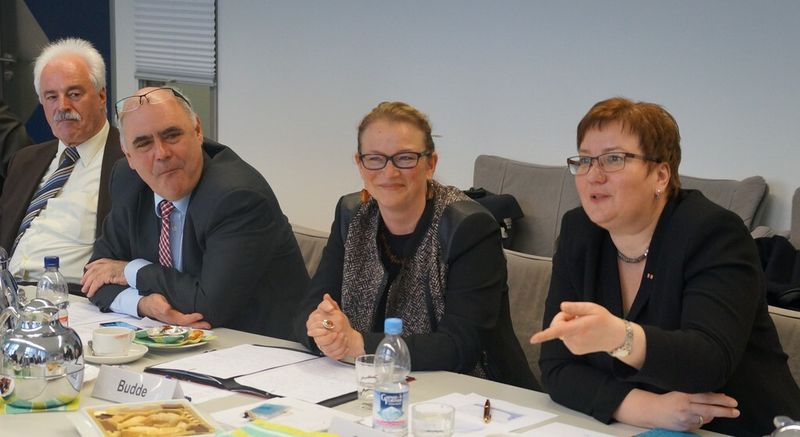 Katrin Budde (2 v.r.), Landesvorsitzende der SPD und Fraktionsvorsitzende der SPD im Landtag Sachsen-Anhalts, an der Veranstaltung in Schkopau teil. (Bild: CeChemNet)