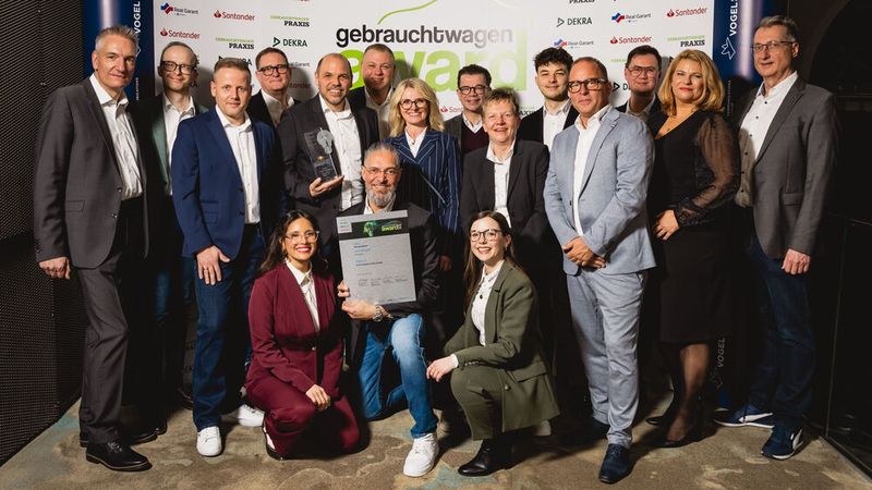 Der Gewinnerbetrieb in der Kategorie Freier Handel: Das Team von Auto Expo aus Fernwald, eingerahmt von den Jury-Vertretern des Gebrauchtwagen Awards. (Bild: Stefan Bausewein)