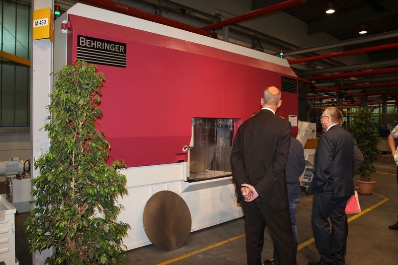 Mit welcher Technik, außer Sägen, könnte man aus fast 1 Meter durchmessenden Profilen präzise Scheiben abschneiden?! Und das fast ohne Kühlschmiermittel. (Bild: Königsreuther)