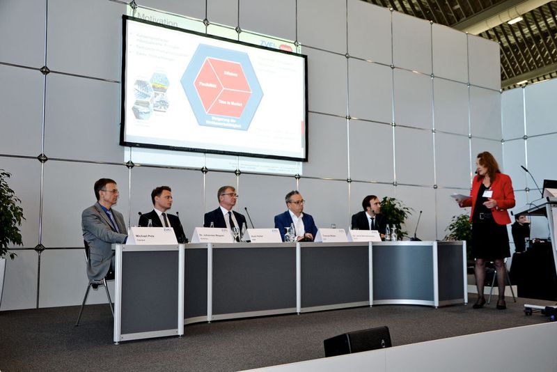 Teilnehmer der Podiumsdiskussion Modulare Automation auf der SPS 2016 unter der Leitung von Anke Geipel-Kern (Leitende Redakteurin PROCESS): v.l.n.r. Michael Pelz (Clariant), Dr. Johannes Wagner (Sartorius), Dr. Axel Haller (ABB), Thomas Mader (Gea), Dr. Jens Bernshausen (Invite)     (PROCESS)