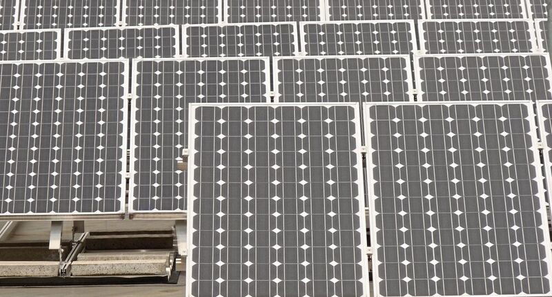 Mit Photovoltaikanlagen auf dem eigenen Firmengelände können Unternehmen Emissionen einsparen und gleichzeitig ihre Stromkosten senken.