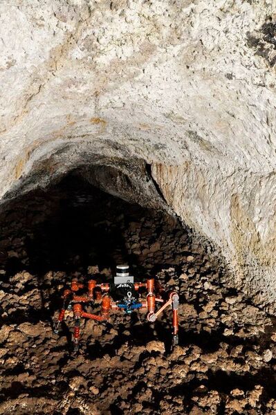 Auch der sechsbeinige Laufroboter Crex hat eigenständig eine Lavahöhle auf Teneriffa erkundet.  (DFKI)