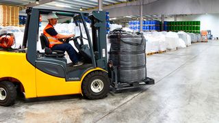 Flurförderzeuge bilden das Herz vieler Supply Chains. Bei der Auswahl des richtigen Geräts sollten Käufer deshalb besonders genau sein. (©industrieblick - stock.adobe.com)