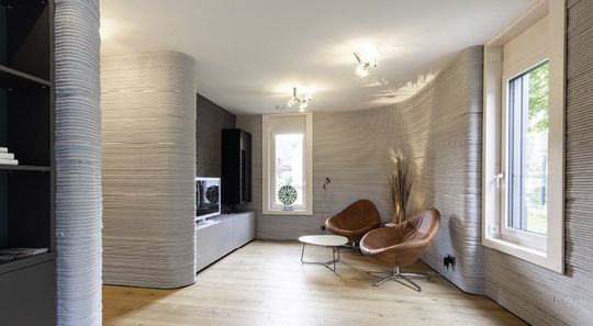 (Das Haus ist geprägt von Sichtbeton mit minimalistischer Einrichtung. Bild: Geberit)