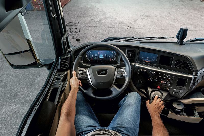 Der Bildschirm wird übrigens nicht per Fingertipp bedient, sondern mit einem Controller. (Bild: MAN Truck & Bus SE)