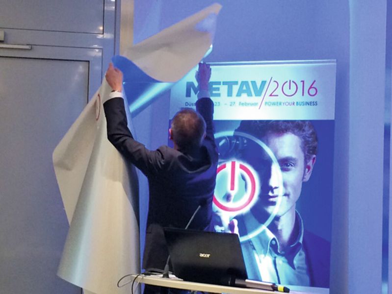 Dr. Schäfer enthüllt das Plakat mit dem neuen Design des Metav. Die optischen Änderungen stehen stellvertretend für inhaltliche Anpassungen. (Bild: Jablonski)