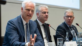 On Stage (from left to right: Carl Martin Welcker, Prof. Christian Brecher, Dr. Markus Heering)

 (Image: EMO)