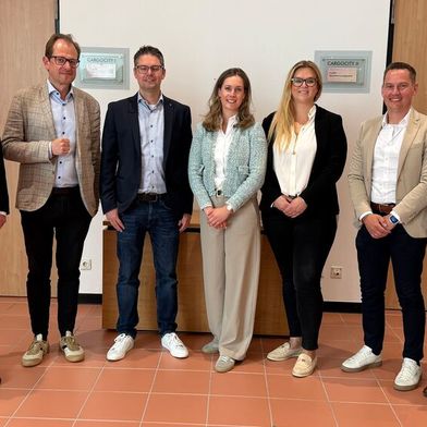 Die künftige Führung des MG-Partnerverbands: (v. l.) Geschäftsführer Holger Thon, Oliver Herbst, Bastian Stark, Julia Bartmann, Isabel Knauber, Milosz Szymanski und Michael Strietzel.
 (Bild: Wehner - VCG)