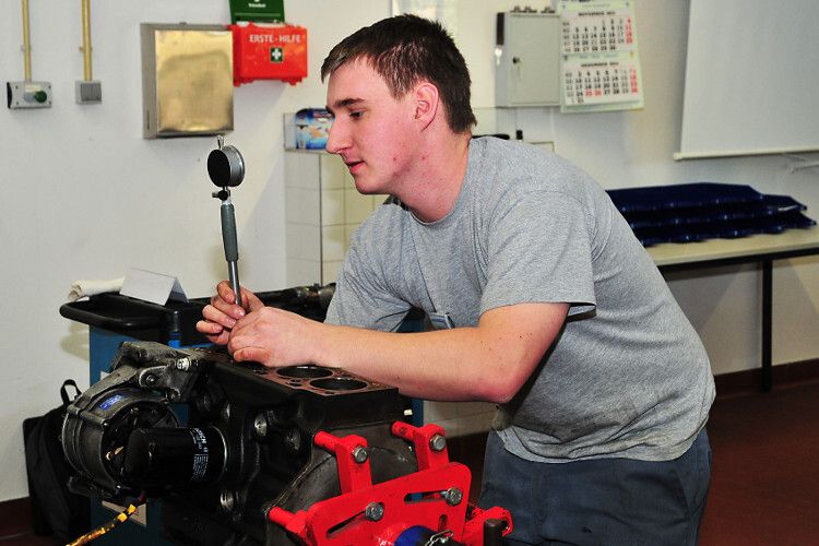 An der gleichen Aufgabe arbeitet hier der Österreicher Patrik Paller. (Foto: Schmidt)
