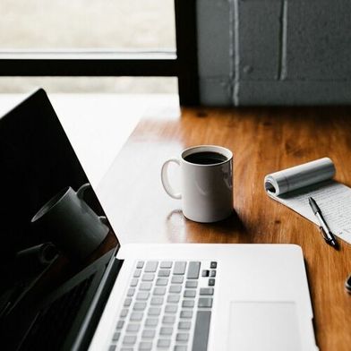 El estudio reveló que las personas pasaban 45 minutos más sentadas o tumbadas los días en que teletrabajaban. (Fuente:Unsplash)