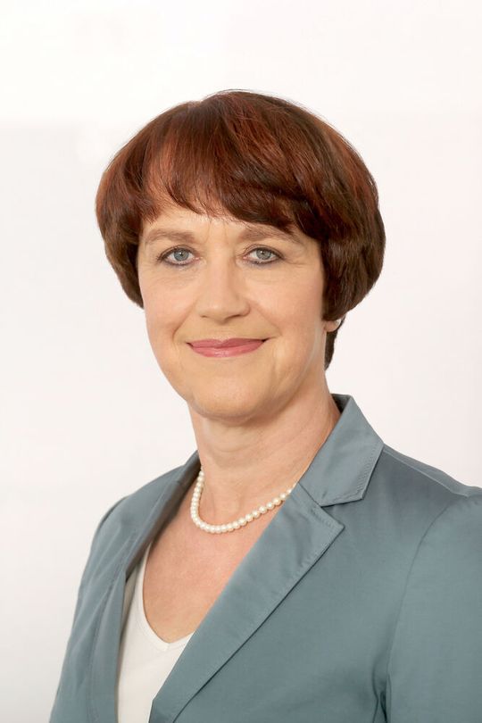 Dr. Doris Pfeiffer, Vorstandsvorsitzende des GKV-Spitzenverbandes: „Wir begrüßen ausdrücklich die Position der EU-Kommission, dass vor einem Beschluss von Maßnahmen die eindeutige Identifizierung von möglichen echten Versorgungsproblemen stehen muss.“ Dr. Doris Pfeiffer, Vorstandsvorsitzende des GKV-Spitzenverbandes: „Wir begrüßen ausdrücklich die Position der EU-Kommission, dass vor einem Beschluss von Maßnahmen die eindeutige Identifizierung von möglichen echten Versorgungsproblemen stehen muss.“