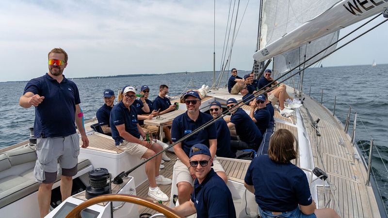 Der geschäftsführende Gesellschafter von Weller, Burkhard Weller, ist großer Segelfan und lädt bereits seit mehreren Jahren ausgewählte Mitarbeiter auf die Segelyacht Joy ein.  (Bild: Joern Kraushaar)