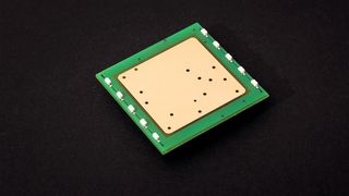 Taster: Hier ist ein Einzeltaster ohne Streuscheibe mit der Sensorfläche zu erkennen. Der Einzeltaster wird mit einer speziellen doppelseitigen Klebefläche auf den jeweiligen Träger aufgebracht. ( Gett)