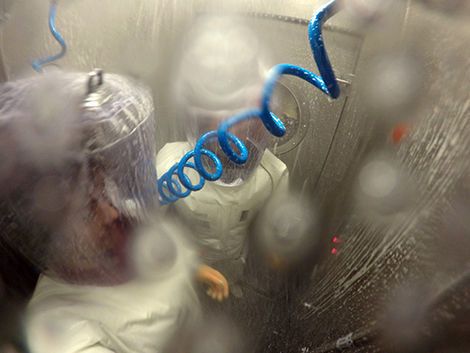 Dekontamination der Vollschutzanzüge – Dekontaminationsdusche des S4-Labors von innen (RKI)