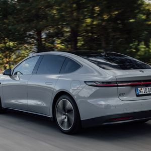 Zwar ist der ET 7 eine angenehme Reiselimousine, allerdings ist der nicht erweiterbare Kofferraum recht klein und zudem tief und flach.(Bild:  Nio)