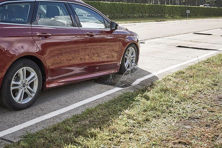 Tiefe Schlaglöcher sind allerdings in der Wirkung noch viel verheerender. (Foto: Ford)