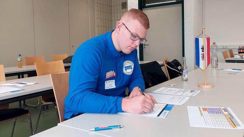 Der Drittplatzierte Erik Fischer aus Mecklenburg-Vorpommern bearbeitet die schriftliche Aufgabe zum Reifenservice.  (Bild: Weinschenk - VCG)