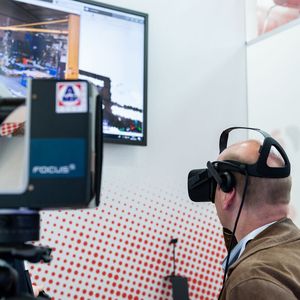 Mit der VR-Brille ging es für die Gäste durch die Produktion bei AMF-Bruns.(Bild:  AMF-Bruns)