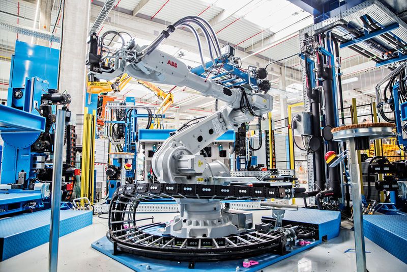 Sechsachs-Roboter unterstützen bei der Produktion – im Bild beim Aufbringen der Hinterschäumung auf den Instrumententräger. (Yanfeng)