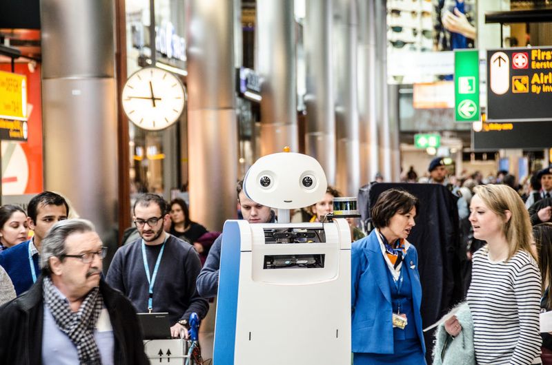 Spencer scannt die Bordpässe von Passagieren, prüft, ob die Gruppe vollständig ist und begleitet sie selbstständig durch den Flughafen. Reisende sollen mit dieser Hilfe immer rechtzeitig am richtigen Gate ankommen und Flughafenmitarbeiter entlastet werden. (Bild: KLM)