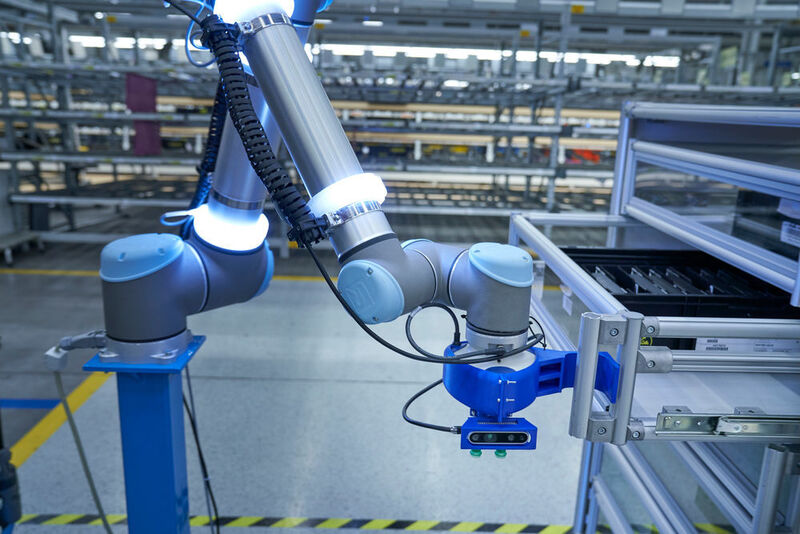 Im Lager nach dem Wareneingang hilft der „Pick Bot“. Er stellt Kleinteile aus entsprechenden Bereitstellungsregalen zusammen. (BMW)