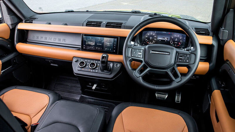 Das Cockpit des neuen Defender gibt sich modern und klassisch zugleich. (Land Rover)