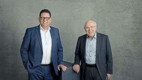 Der langjährige AVL-CEO Helmut List (rechts) übergibt den Staffelstab an Lukas Walter. (Bild: Doris Sporer/AVL)
