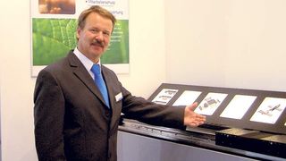 Dipl.-Ing. Eckehard Förste, Projektleiter Positioniersysteme, Industrial Division der SKF GmbH in Schweinfurt, erläutert den Aufbau der Profilschienenschlitten LTS: „Der rippengekühlte Linearmotor auf Basis der erfolgreichen Siemens-Baureihe 1FN3 sorgt für eine kontaktfreie und damit reibungslose Kraftübertragung.“  Bild: Schäfer (Archiv: Vogel Business Media)