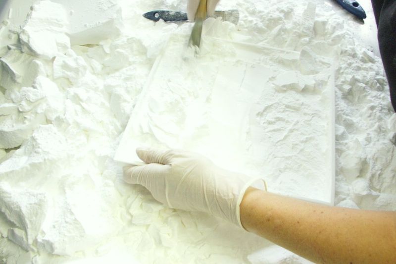 Das Überschüssige Material wird entfernt und das fertige Teil entstaubt. Je nach Material sorgt eine Endbearbeitung für mehr Stabilität, die richtige Farbe oder die gewünschte Oberflächenstruktur. (Foto: flickr.com/Fluid Forms (CC BY-SA 2.0))