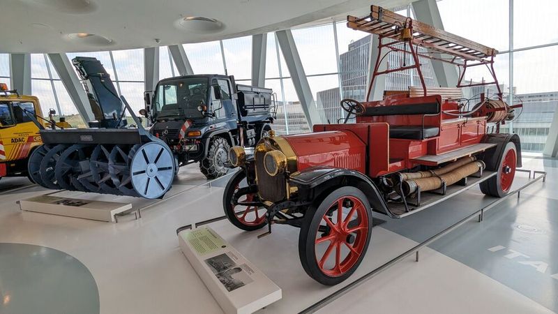 Als sich um 1910 benzinbetriebene Feuerwehrfahrzeuge langsam durchsetzen, zÃ¤hlen die Firma Benz und die Daimler-Motoren-Gesellschaft zu den ersten Anbietern. Das hier gezeigte Exemplar basiert auf einem Fahrgestell vom Typ Benz-Gaggenbau. Der Motor leistet bei einem Hubraum von 8.588 cm³ 58 PS (43 kW) bei 1.000 U/min. Die    Höchstgeschwindigkeit betrug 40 km/h.  (Bild: Dominsky – VCG)