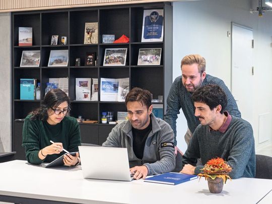 Die Postdoktoranden Afsheen Zahra Syedah, Aamir Iqbal, Nick Goossens und Cesare Roncaglia (v. l.) aus vier unterschiedlichen Empa-Labors arbeiten gemeinsam an MXenen.(Bild:  Empa)