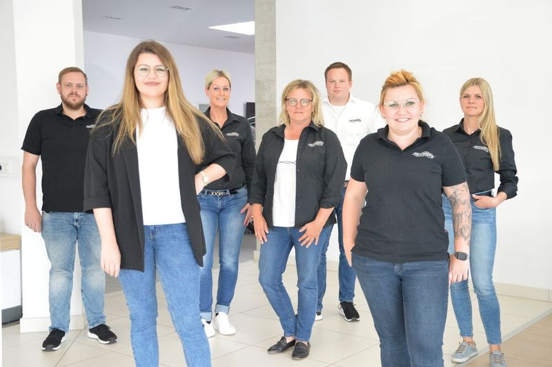 Vanessa Schmitz und ihr Team haben mit „Hallo Mia“ viele Probleme abgeschafft, die durch die schiere Masse von 1.200 Neuwagen im Jahr in der Prämienverwaltung auftreten. (Bild: Achter/»kfz-betrieb«)