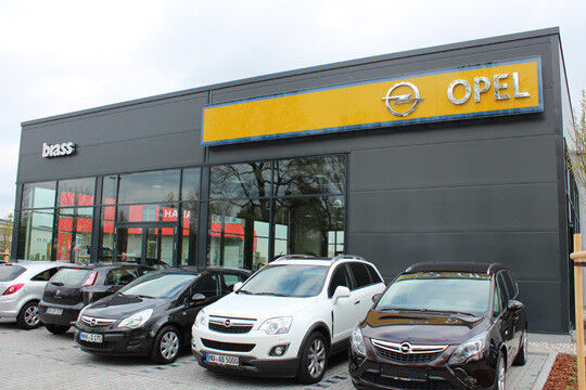 Bei dem Neubau setzte Brass die im Zuge der neuen Opel-Vertriebsstandards geforderten CI-Richtlinien weitgehend um. (Foto: Brass)