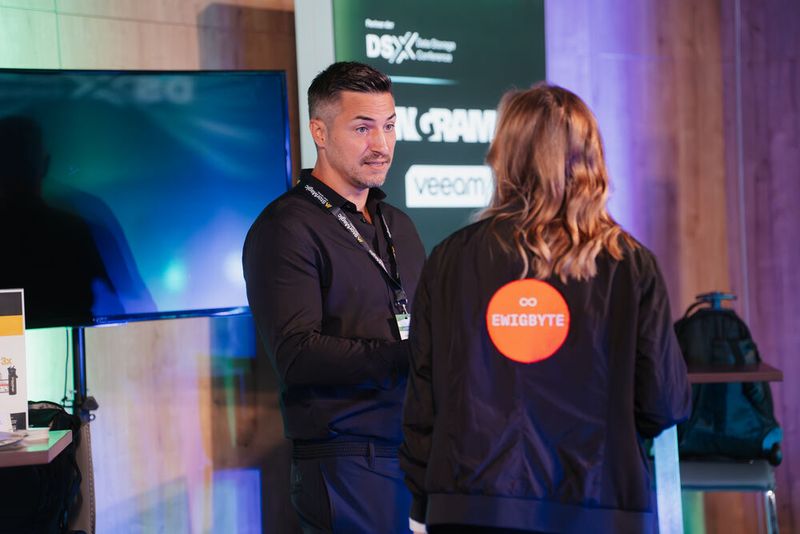 Mario Nuñez Oñate von StorMagic beim Standgespräch. (Bild:  Manuel Emme Fotografie)