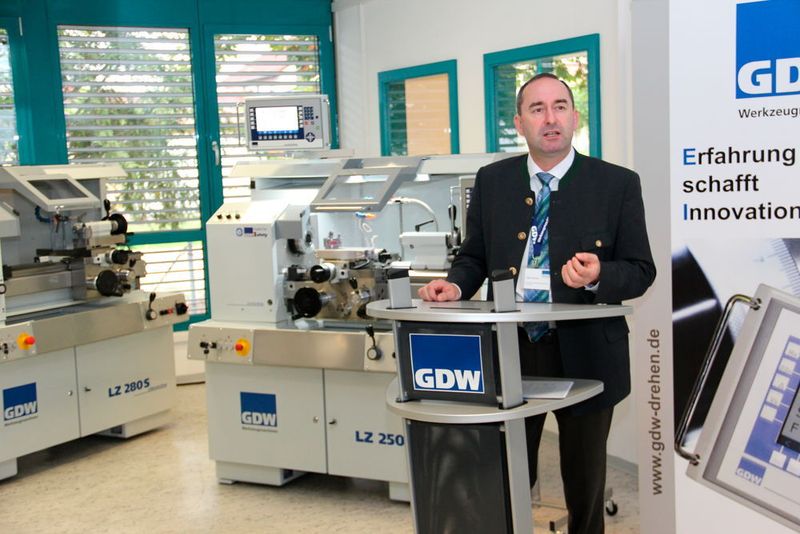 Hubert Aiwanger, MdL, Bundes- und Landesvorsitzender der Freien Wähler, lobt das Engagement von GDW und betont die Bedeutung des Mittelstands. (Sonnenberg)